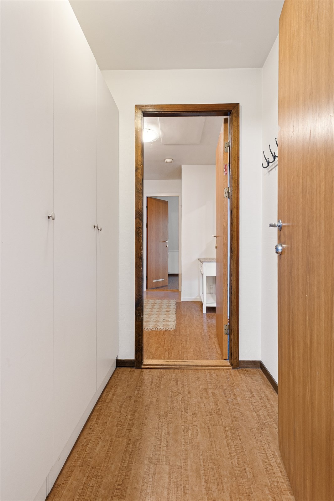 Gang med god skapplass Galleribilde