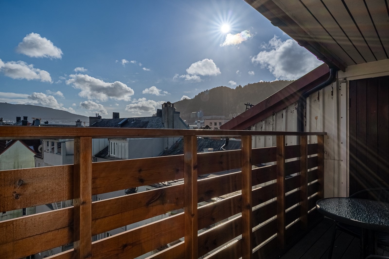 Utkraget balkong med plass til sittegruppe for to Galleribilde