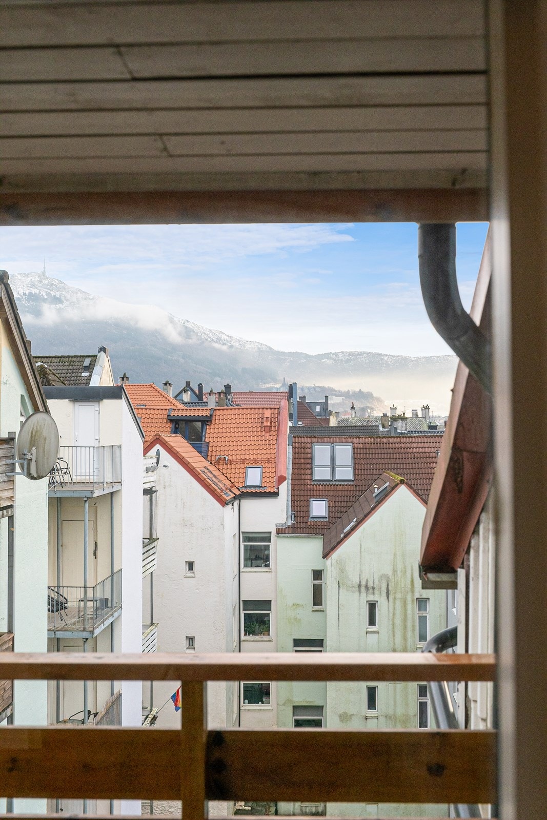 Utsyn mot nærliggende bebyggelse med glimt av Ulriken i bakgrunnen Galleribilde