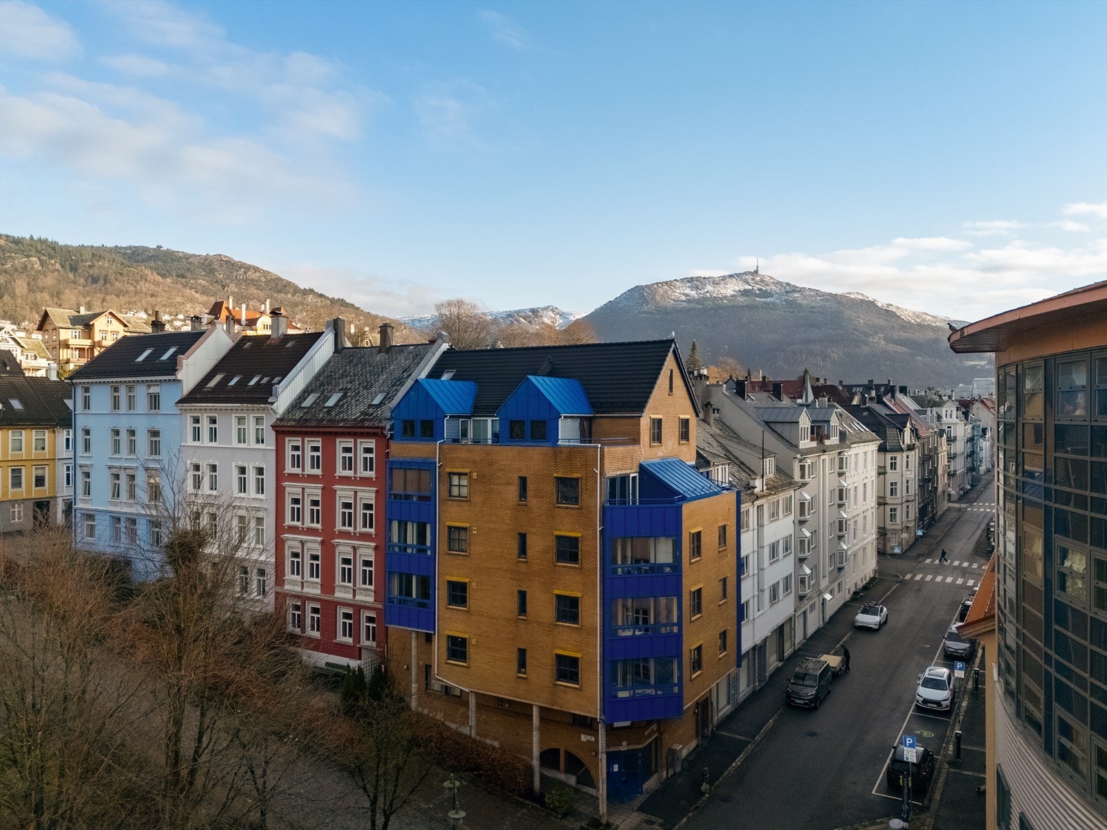 Leiligheten ligger i en klassisk bygård med vakker og symmetrisk fasade, preget av tidløse arkitektoniske detaljer og harmonisk fargebruk Galleribilde