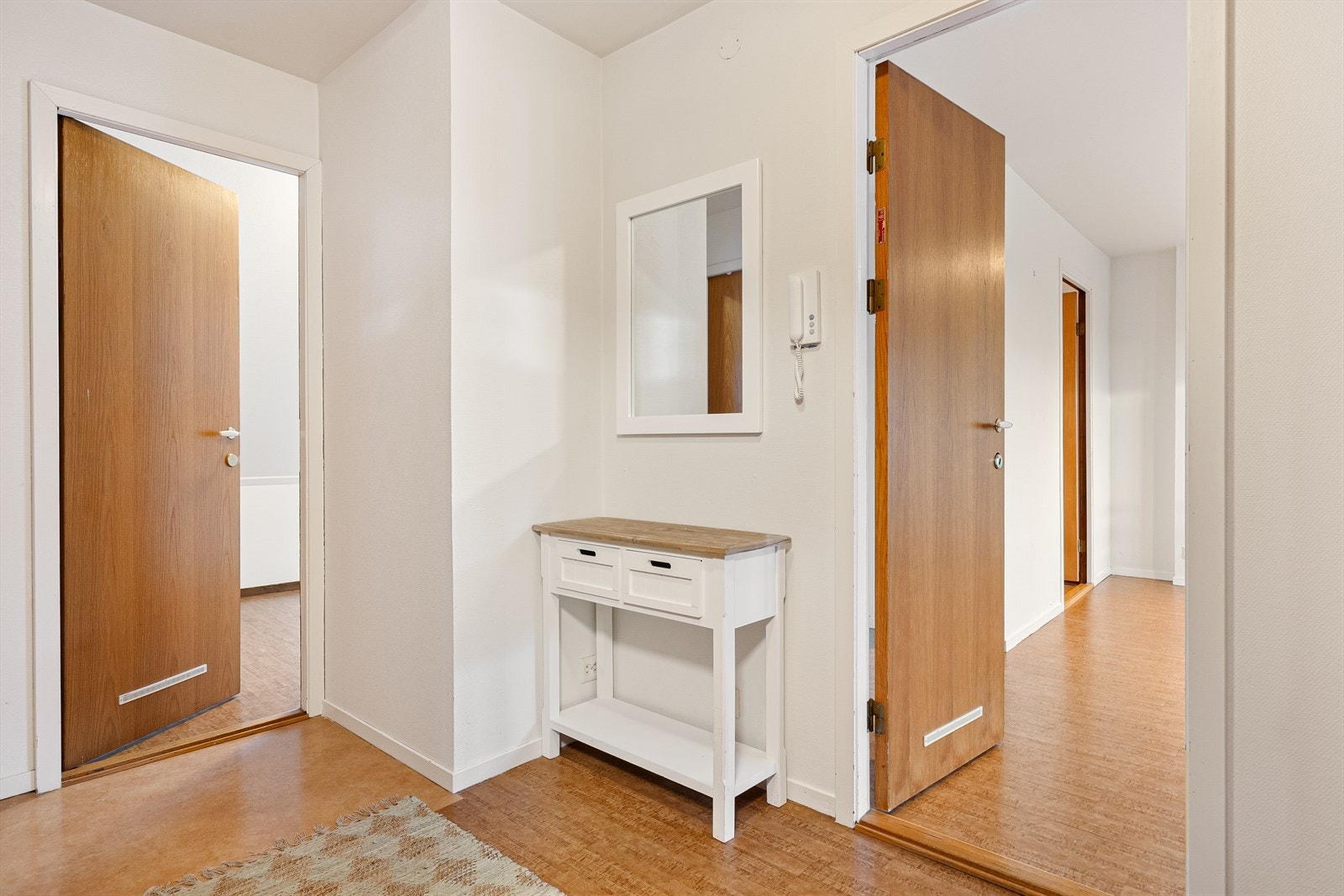 Romslig entré med plass til å henge fra seg yttertøy og sette fra seg sko. Galleribilde