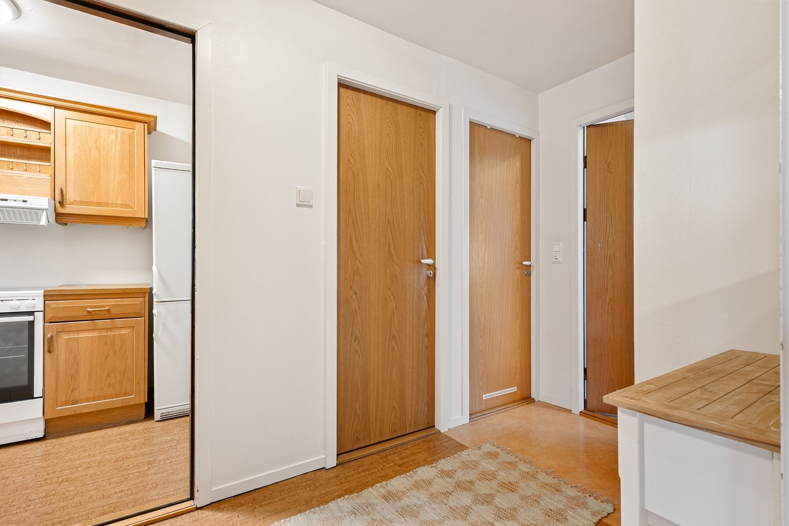 Fra fordelingsgang er det adkomst til soverom, bad, kjøkken og stue. Galleribilde