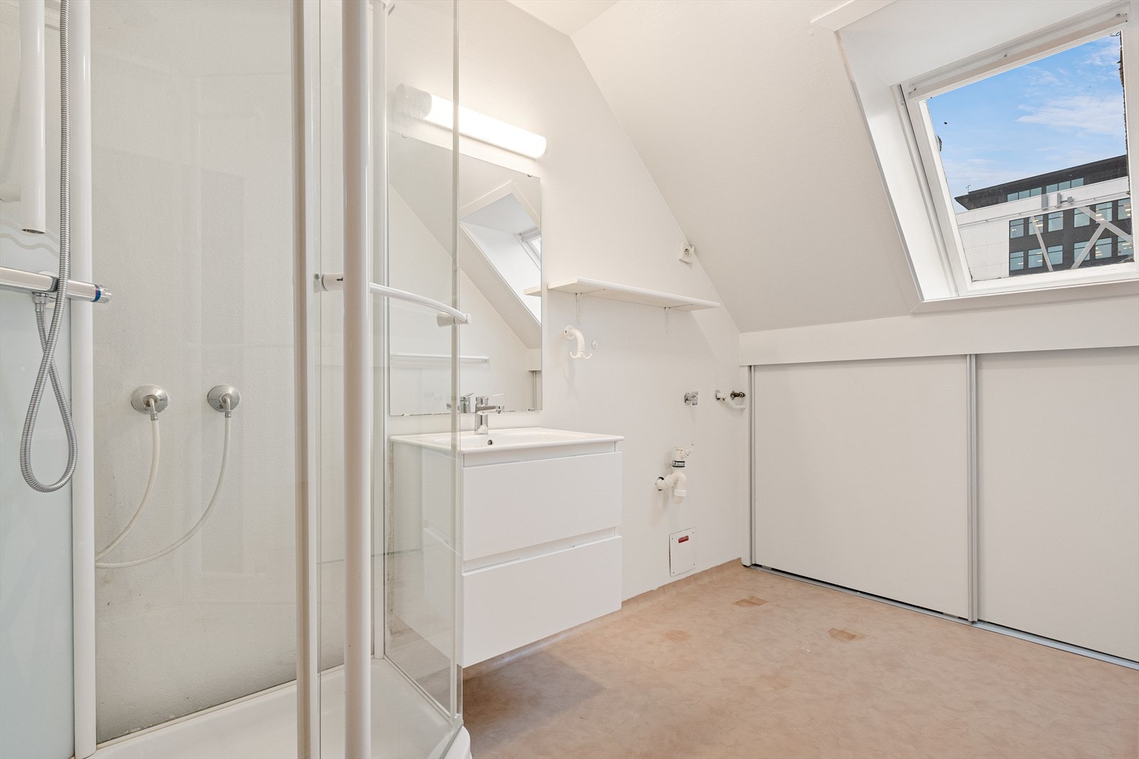 Dagslys via vindu på bad. Galleribilde