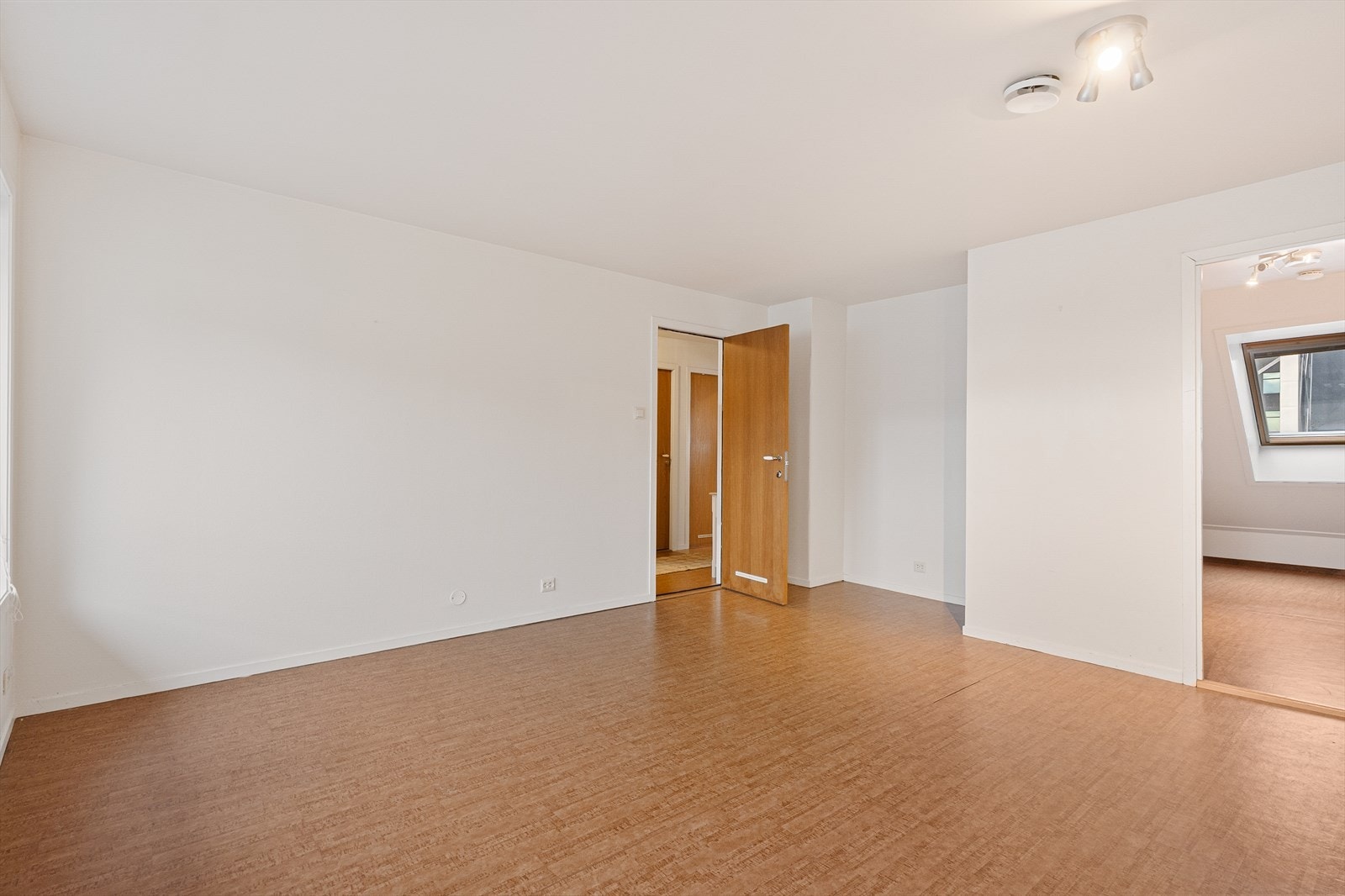 Leiligheten har en stor stue som gir mange muligheter for møblering etter ønske. Galleribilde