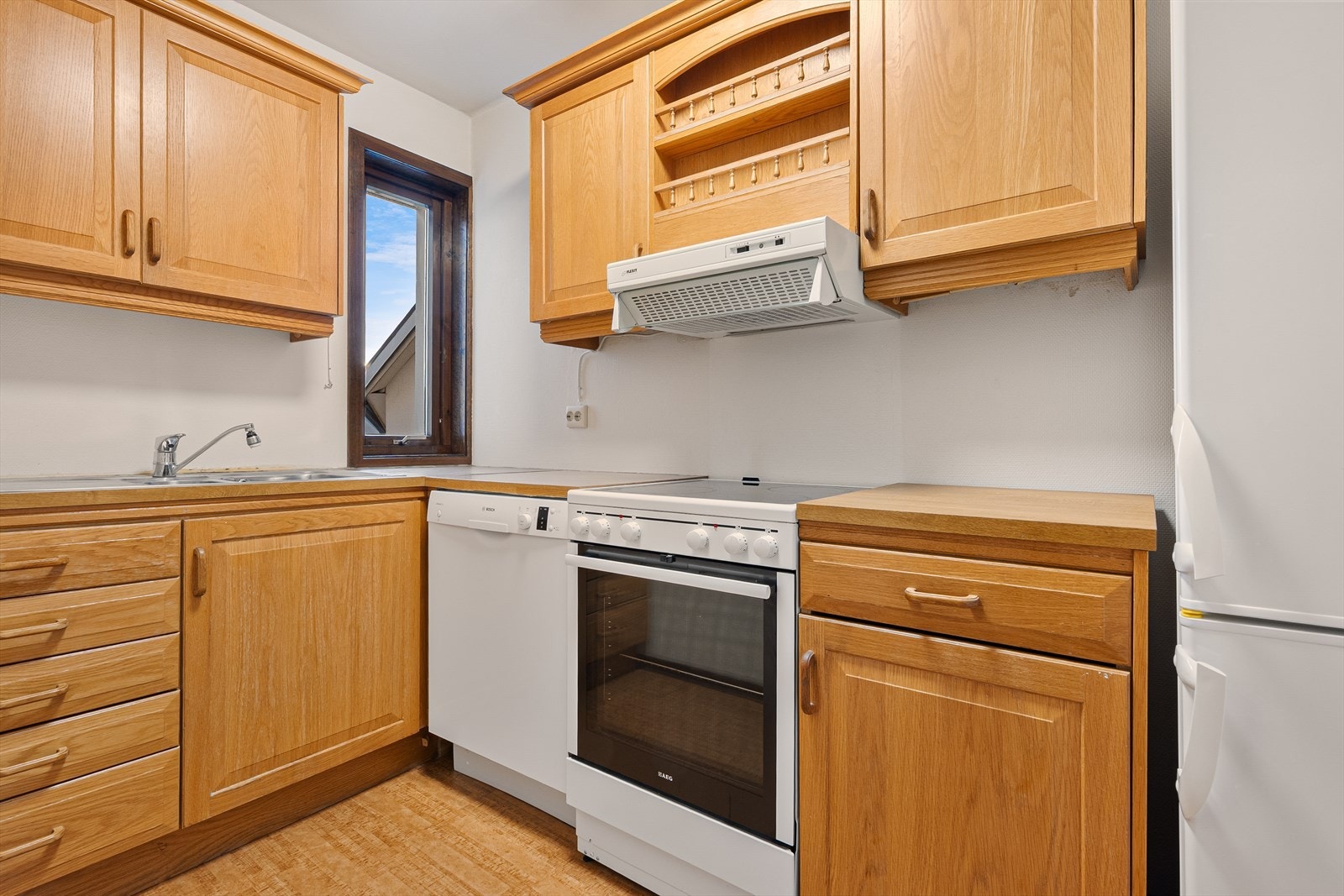 Funksjonelt kjøkken med mulighet for modernisering etter egne ønsker. Galleribilde