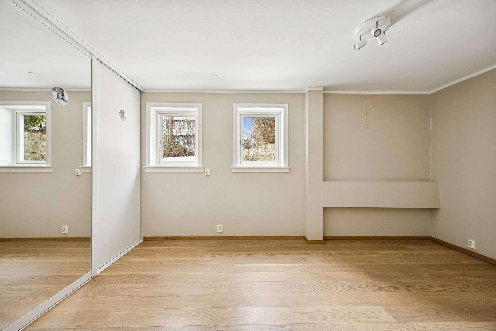 Ett av soverommene, med skyvedørsgarderobe Galleribilde