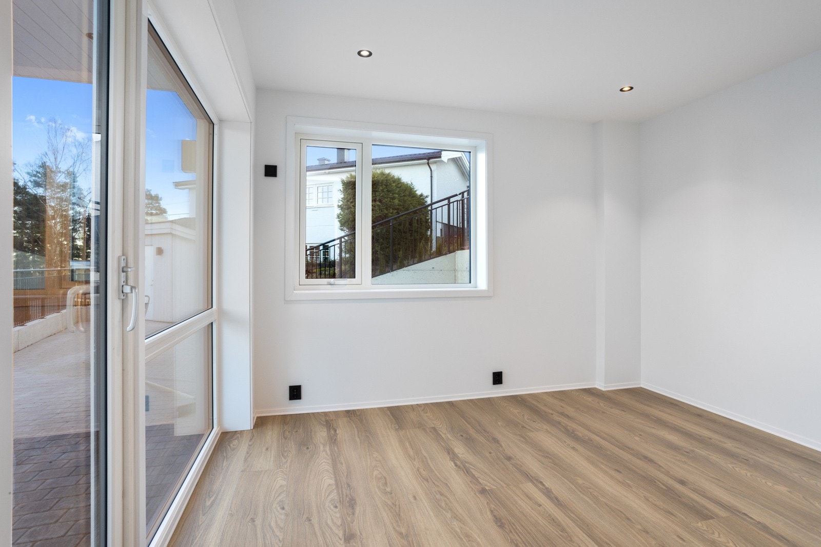 Utleiedel: Soverom med utgang til steinsatt uteareal Galleribilde