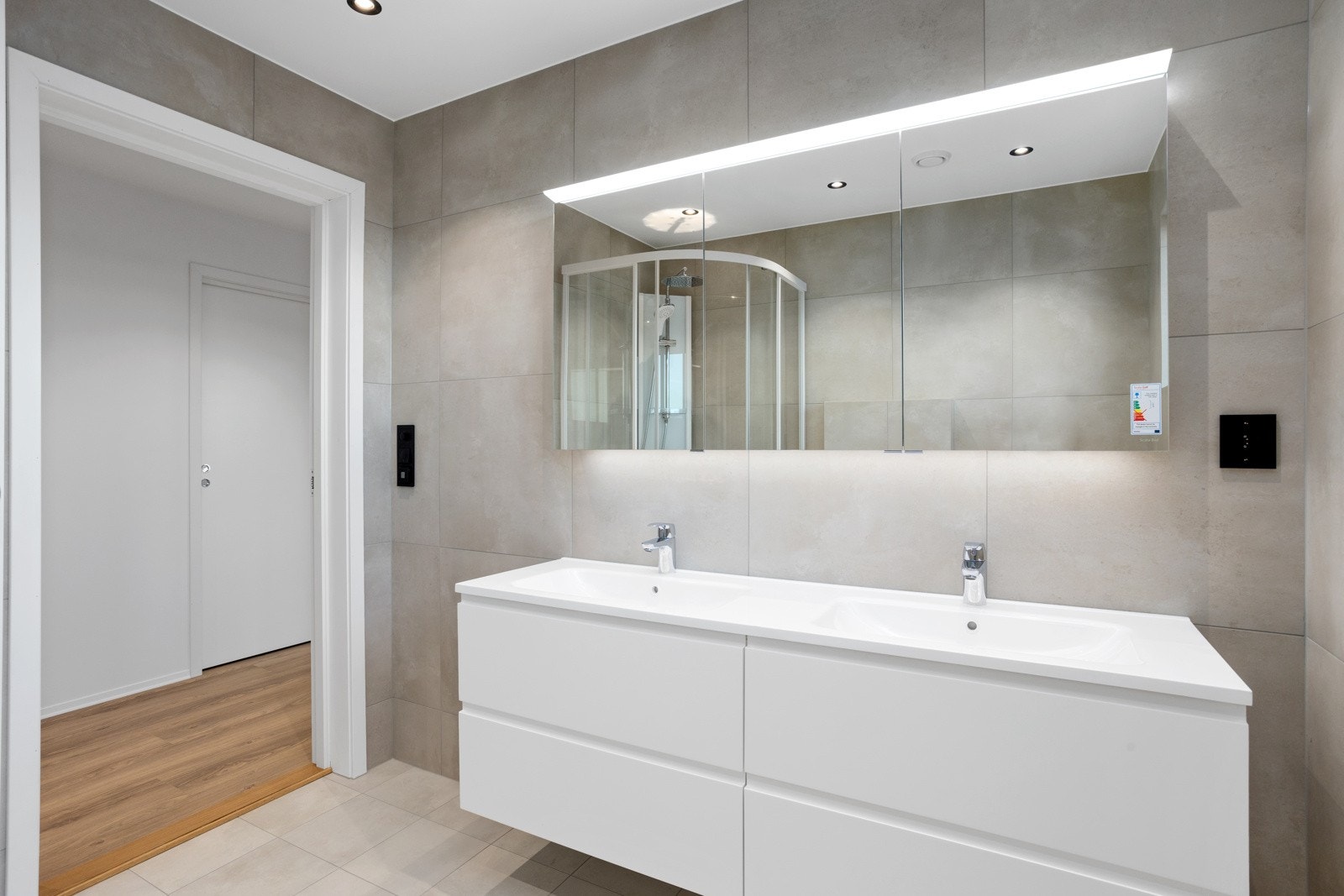 Speilinnredning med lys og dobbelvask i hvoedbad Galleribilde