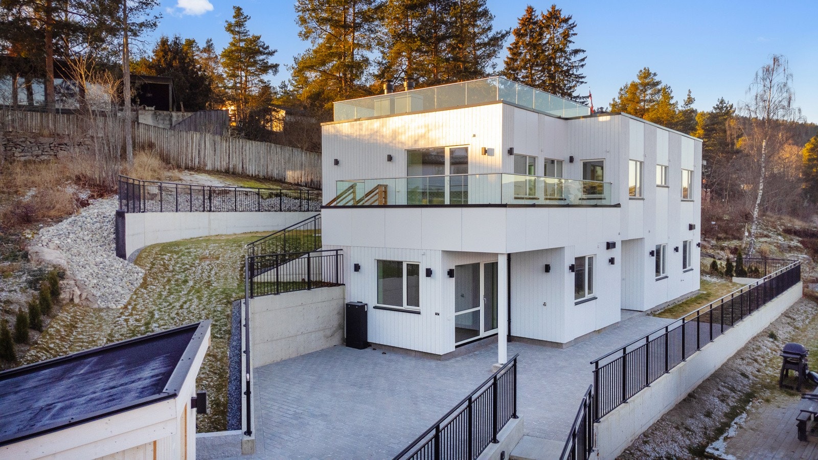 Ene-/generasjonsbolig (seksjonert) med hovedleilighet (139 kvm) og sekundærleilighet (43 kvm) | ved utleie av sekundærleilighet er stipulerte skattefrie inntekter kr 140 000,- pr år Galleribilde