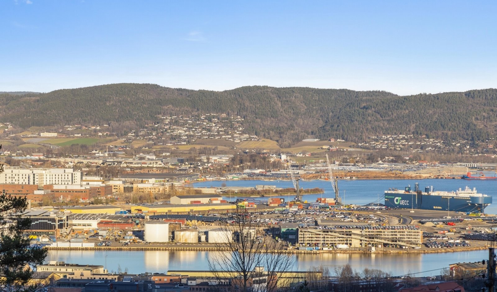 Panoramautsikt mot byen og innseilingen | gåavstand til skoler, nærbutikk og buss | omlag 3 km til sentrum og togstasjon | marka er en nær nabo Galleribilde