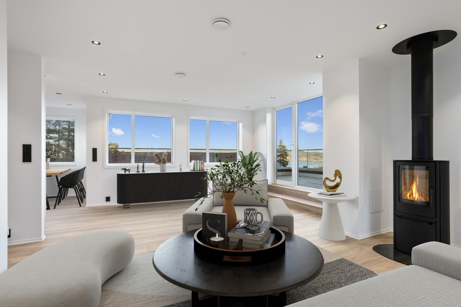 Høyere standard med smakfulle innredninger | stor takterrasse | panoramavinduer | peisovn i stuene | bergvarme | 3 airconditions / varmepumper Galleribilde