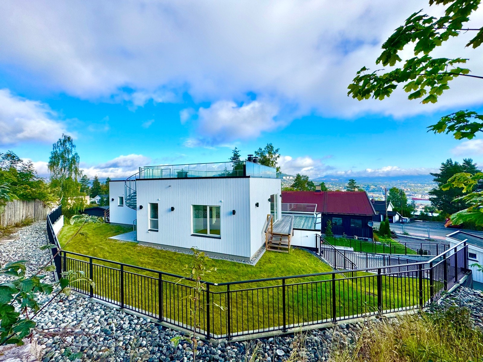 Terrassen utenfor stuen med trapp ned til hagen | meget pent opparbeidede utearealer | delvis inngjerdet hage | stor asfaltert gårdsplass (varmekabel i del av gårdsplass) Galleribilde