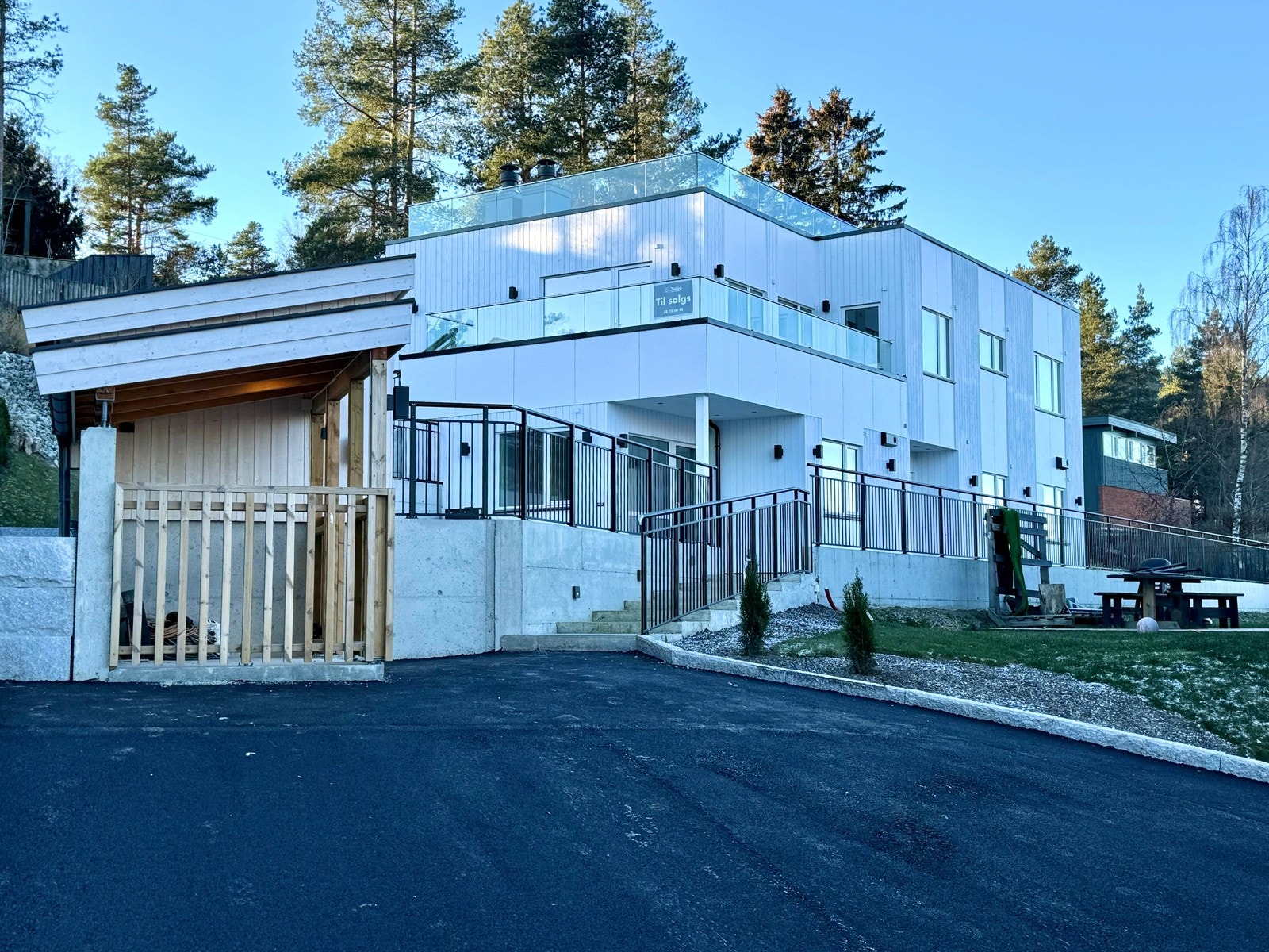 Meget pent opparbeidede utearealer | asfaltert gårdsplass, steinsatt adkomst og uteplasser | flotte plasstøpte forstøtningsmurer etc. | utvendig sportsbod Galleribilde
