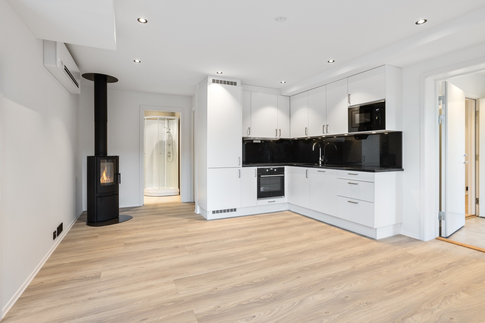 Utleiedel: Stue med åpen moderne løsning | Uno Snø innredning med integrerte hvitevarer | benkeplate i granitt "Black Galaxy" Galleribilde