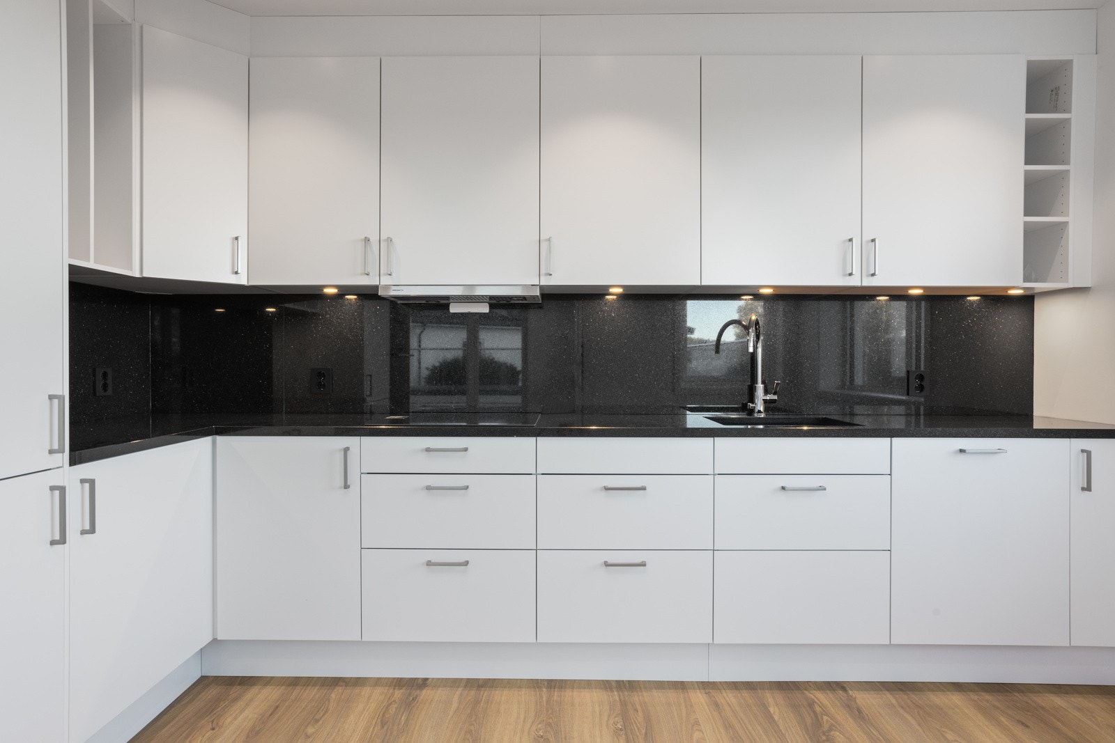 Glass- og downlights over benken | benkeplate i granitt "Black Galaxy" Galleribilde