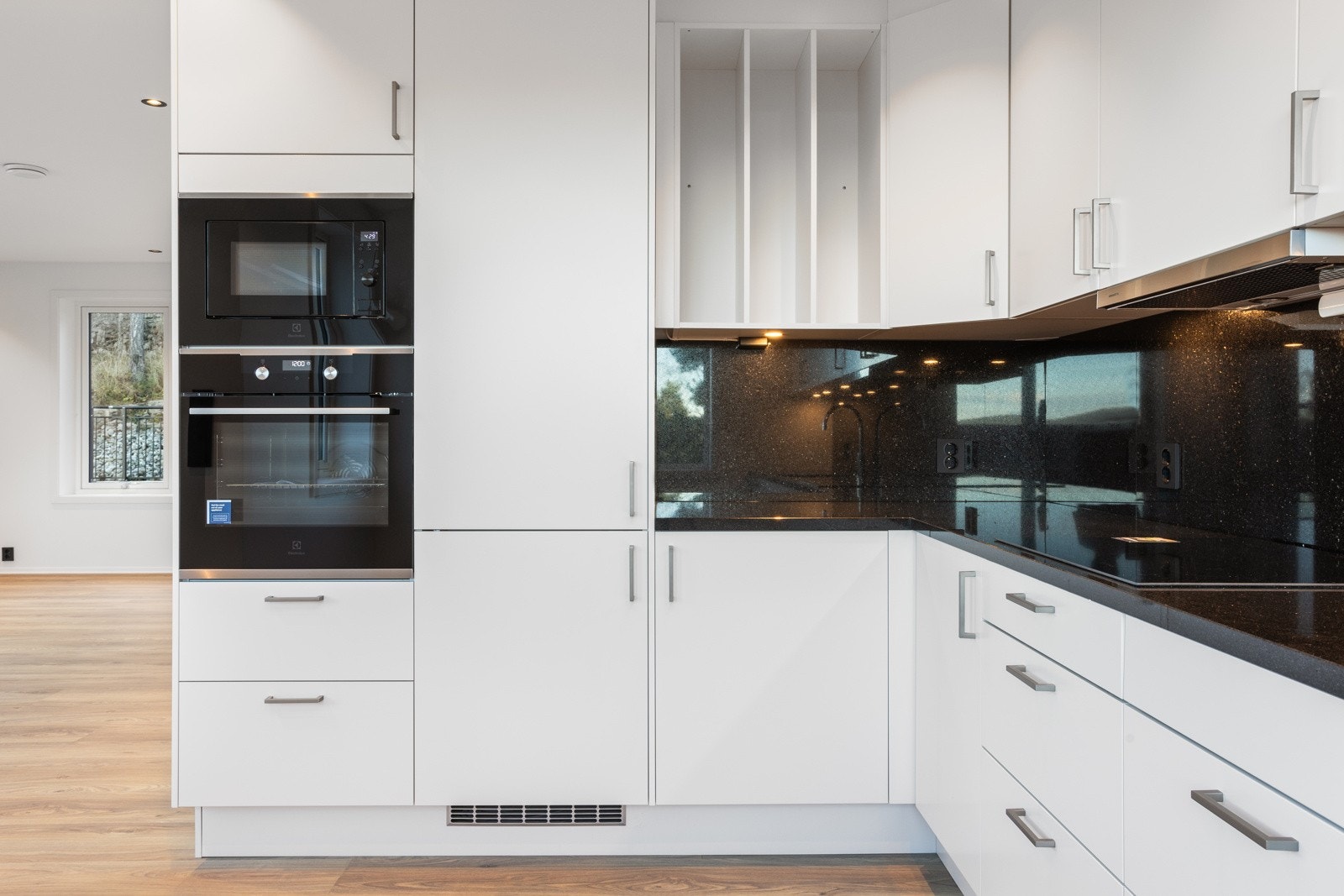 Micro- og stekovn i høyskap | kjøl-/frys | oppvaskmaskin | induksjonstopp Galleribilde