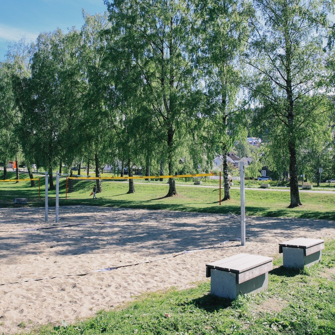 Nær nabo: Sundland verk med sandvolleybane Galleribilde