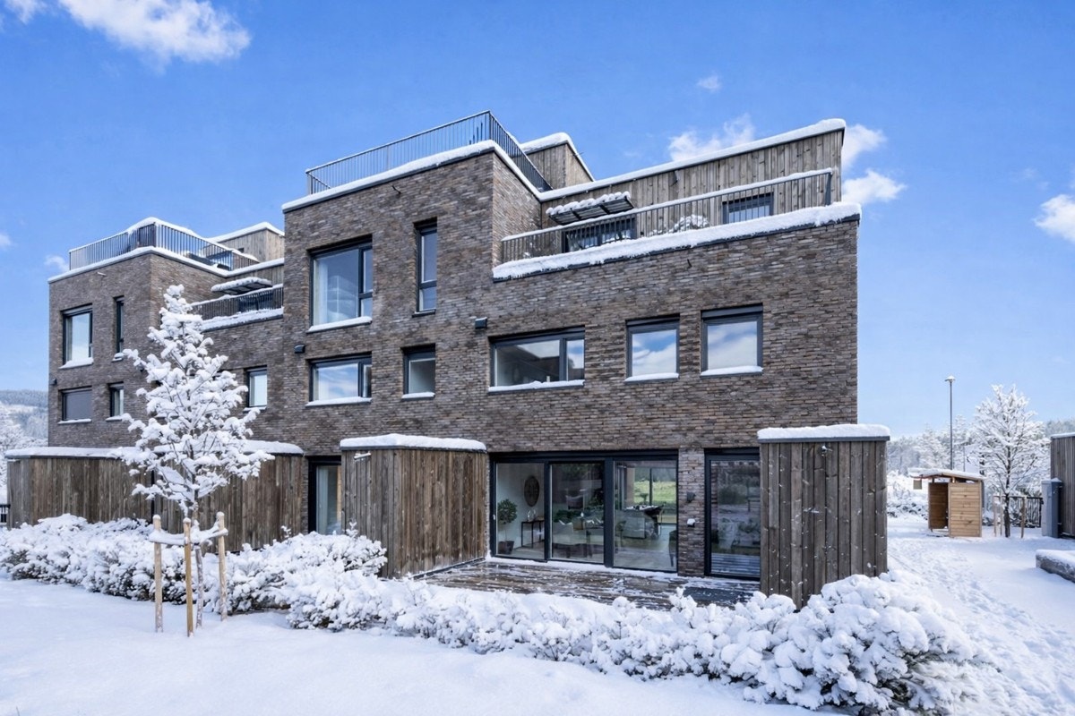 Private utearealer/hager på begge sider av boligen i tillegg til 2 romslige utsiktsterrasser | bærekraftig og vedlikeholdsfritt byggemateriale som holder i hundrevis av år Galleribilde