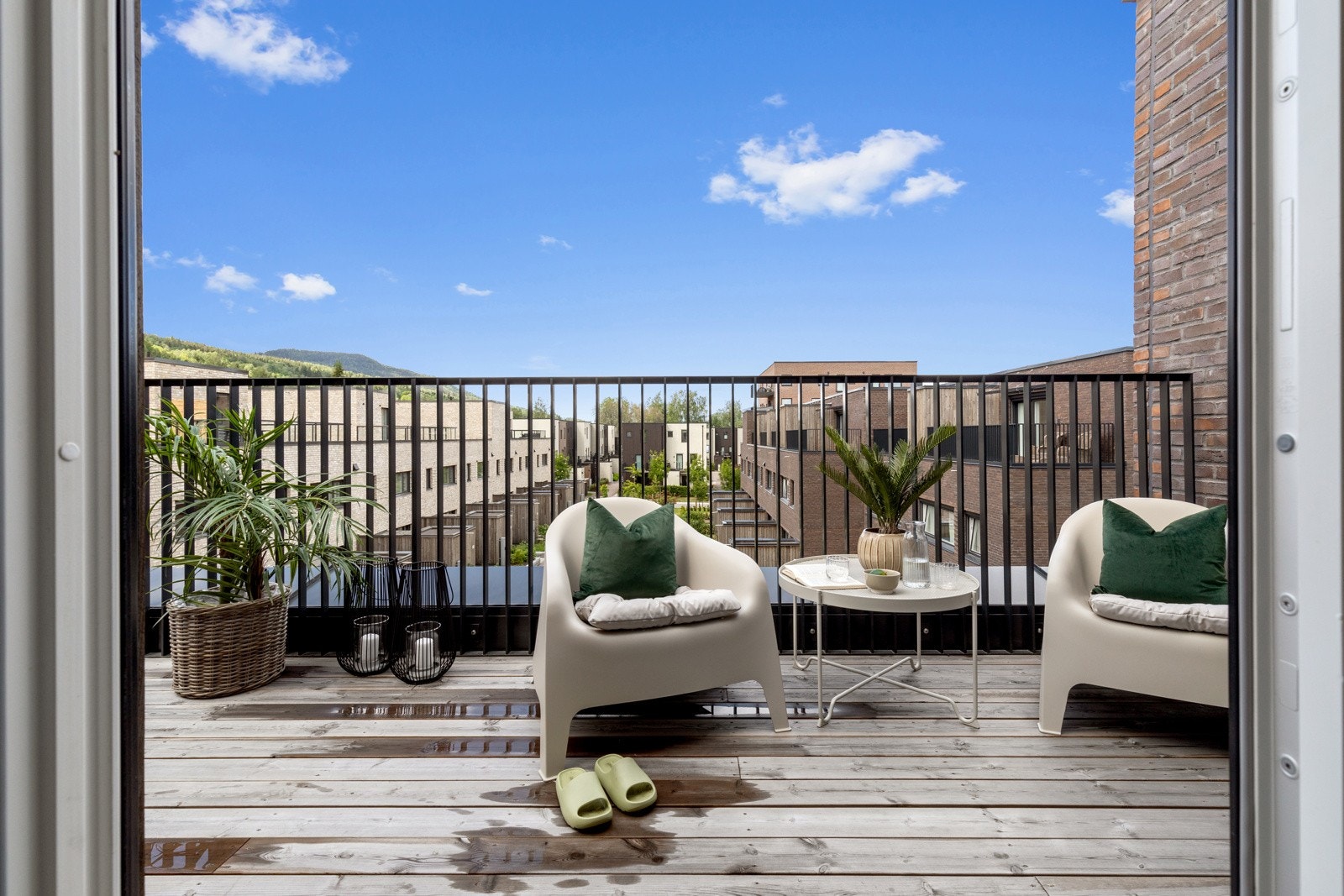 Stor vestvendt takterrasse uten for tv-stuen i toppetasjen Galleribilde