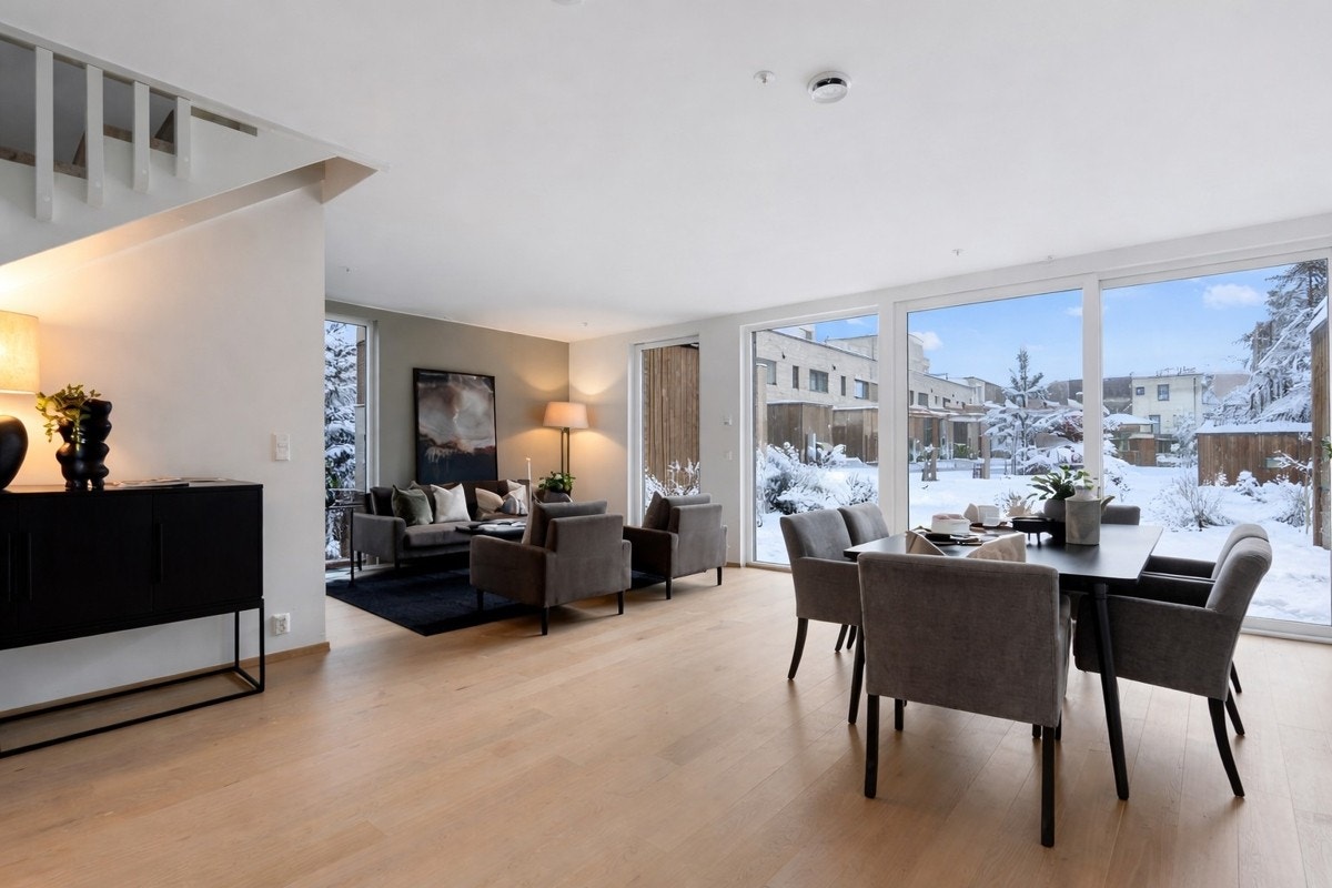 Enstavs hvitpigmentert eikeparkett på gulv, sparklede og malte vegger og tak uttrykker et minimalistisk preg og legger til rette for å kunne skape et personlig preg Galleribilde