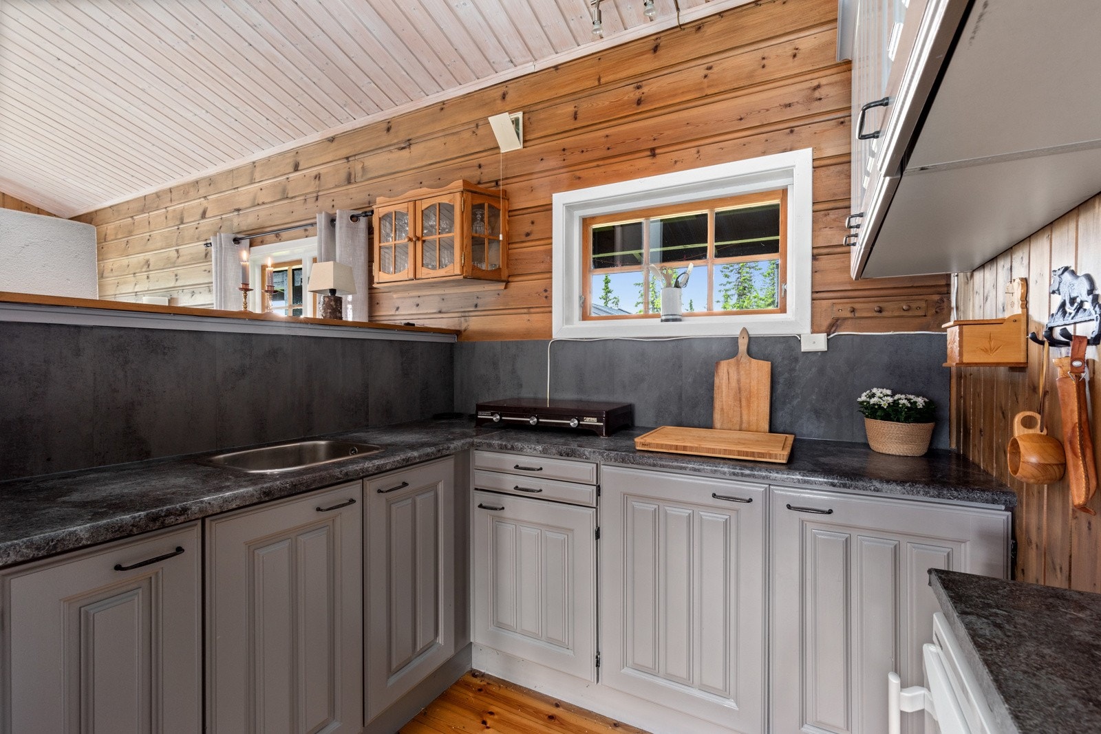 Solid hyttekjøkken med åpning mot stue/spisestue. Galleribilde