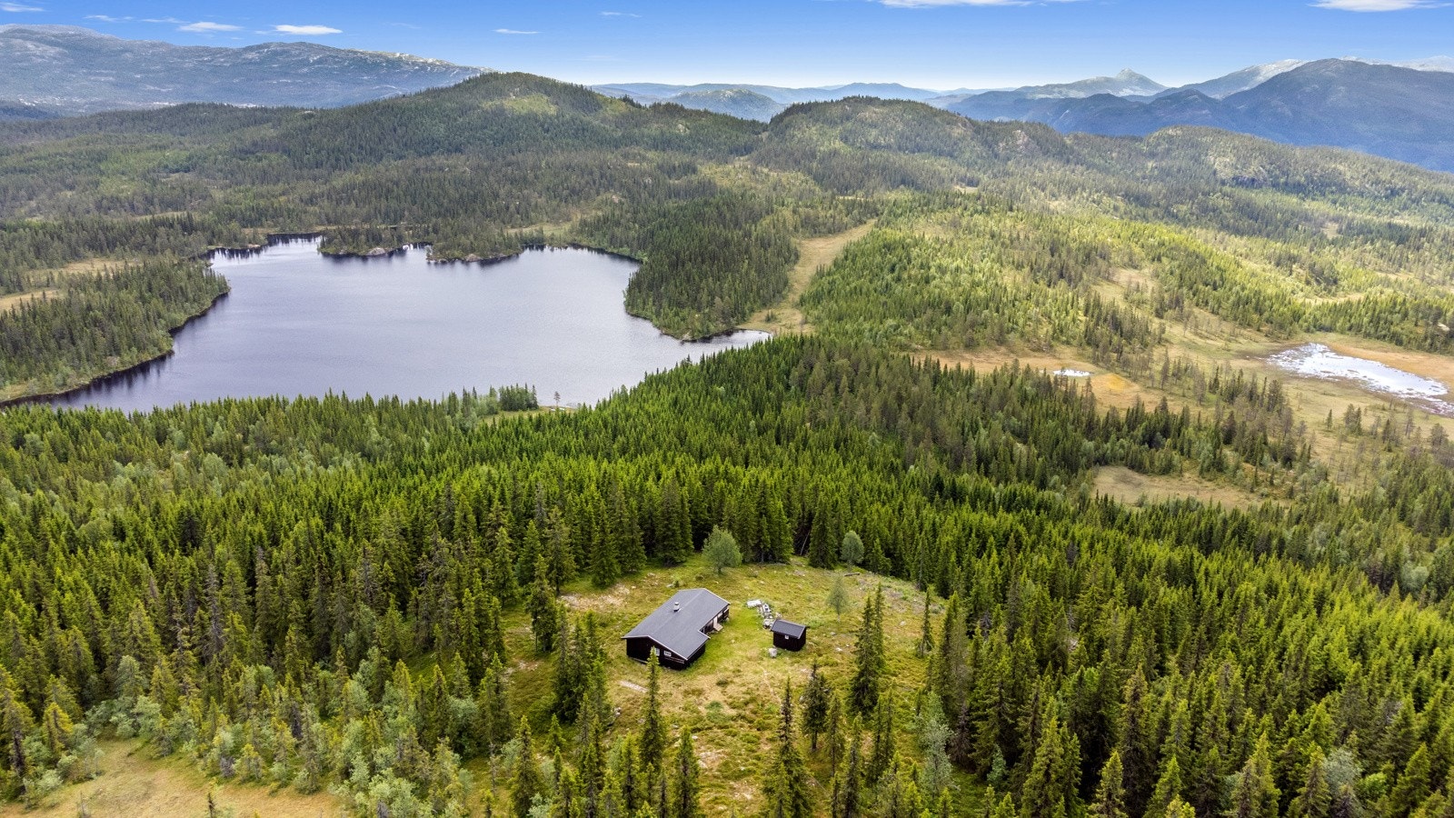 Hytta ligger fantastisk til - helt usjenert og for seg selv ute på "pynten" Galleribilde