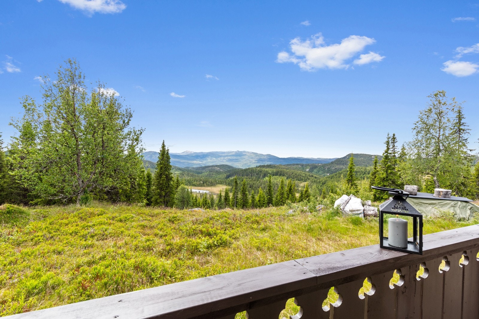 Fra hytta har man en fantastisk utsikt mot Norefjell med topper som Høgevarde og Hestjuvnatten. Galleribilde