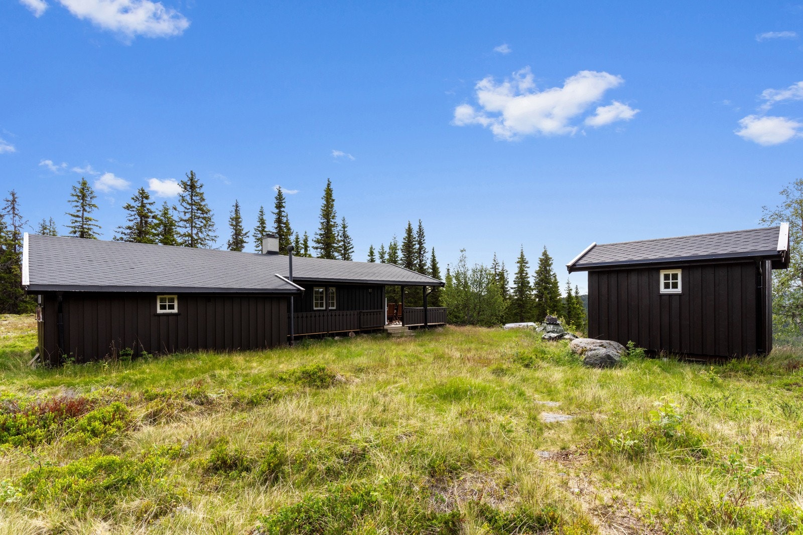 Tomten er på hele 2 277 m2 Galleribilde