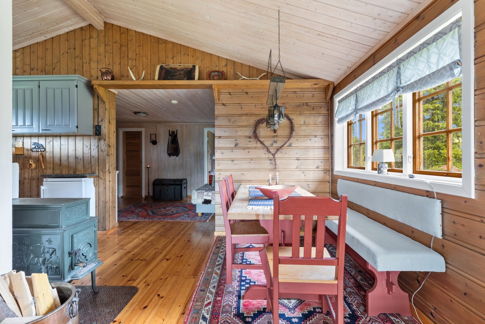 Naturlig plass til spisestue ved kjøkkenet. Galleribilde