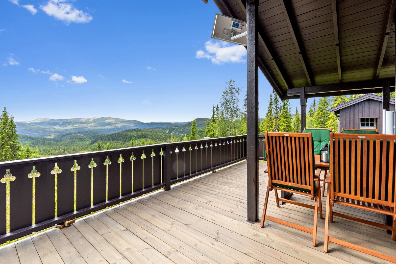 Nydelig utsikt fra terrassen. Du har utgang direkte fra stua. Galleribilde