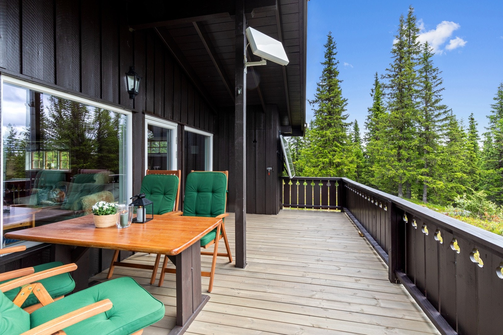 God plass til spisemøbler på terrassen. Galleribilde