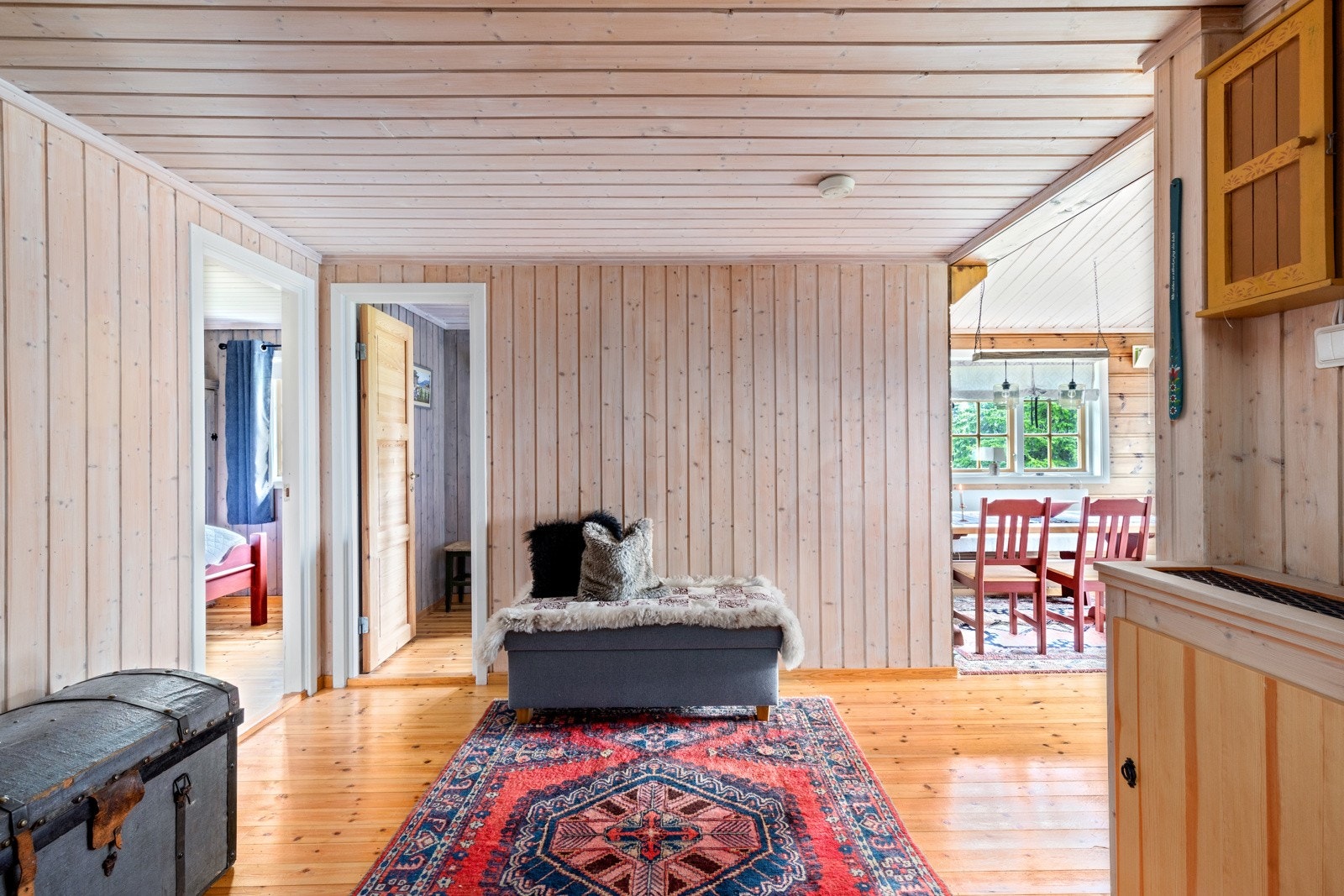 Vel inne i hytta kommer man til en romslig hall med plass til å henge fra seg yttertøy. Galleribilde