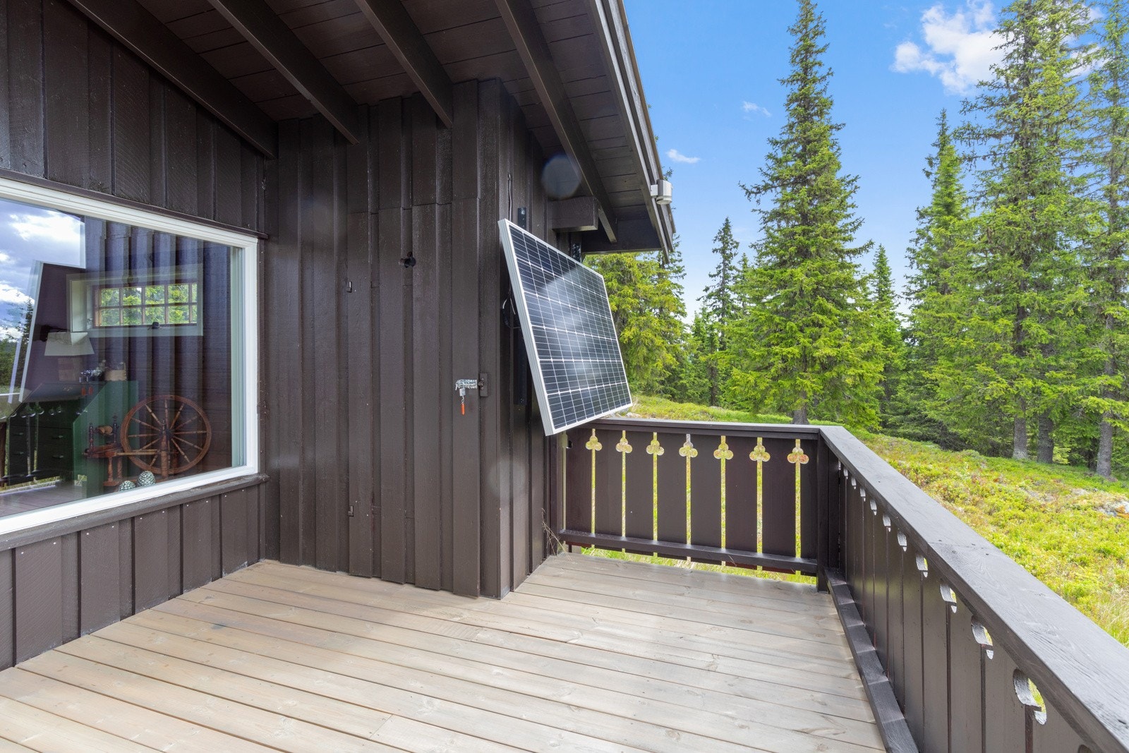 Hytta har flere solcellepanel og god batteribank, Galleribilde