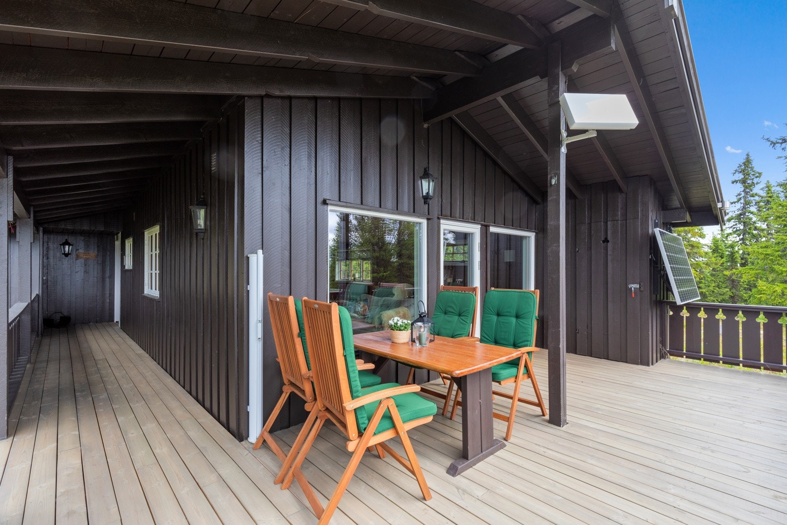 Hytta har en stor terrasse med flere naturlige soner, samt gode solforhold. Galleribilde