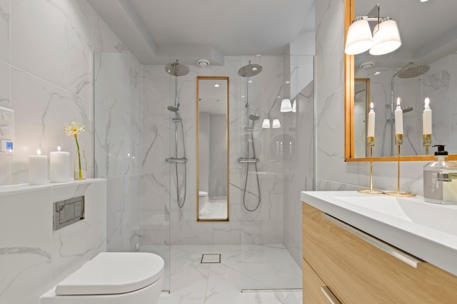 Romslig og pent flislagt bad med elektriske varmekabler i gulv fra 2018. Galleribilde