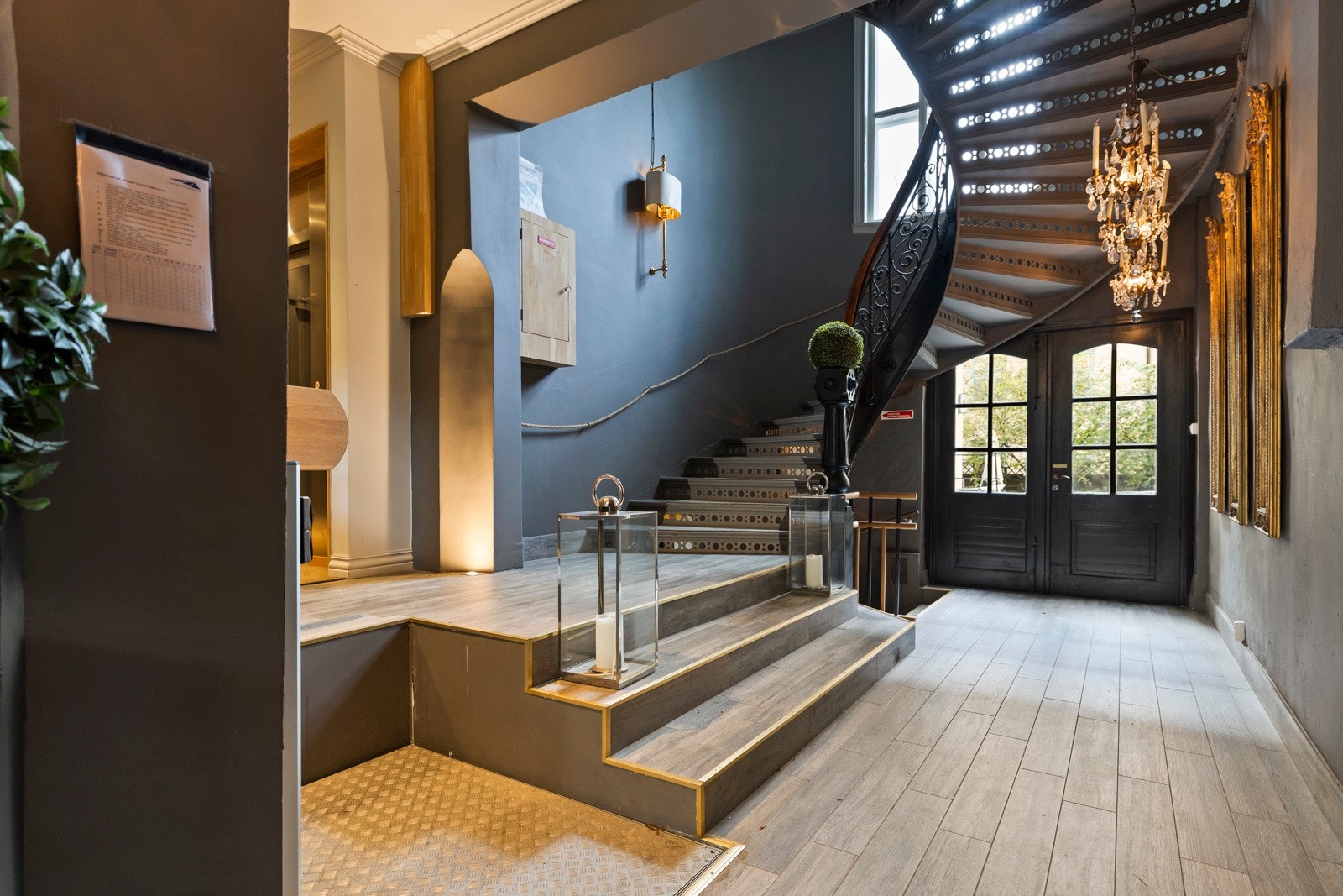 Representativ inngang med klassiske detaljer og stilrent preg. Galleribilde