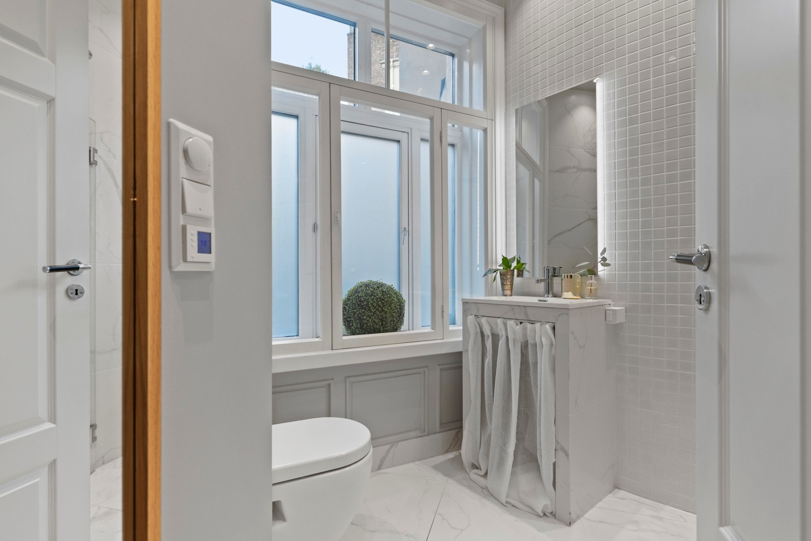 Pent flislagt bad med elektriske varmekabler i gulv. Galleribilde