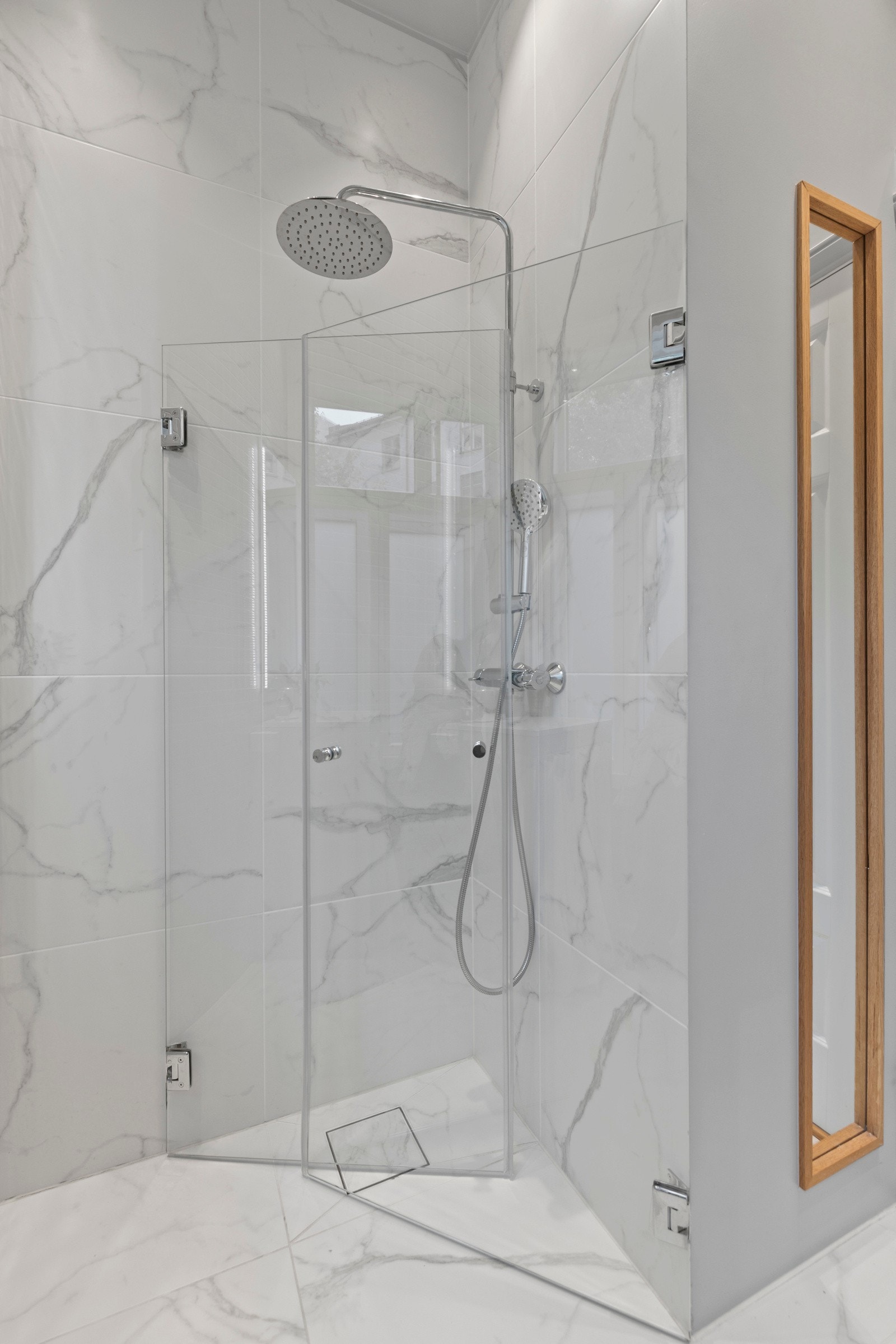 her er det dusjhjørne med innad slående dører med både regnfallsdusj og hånddusj Galleribilde