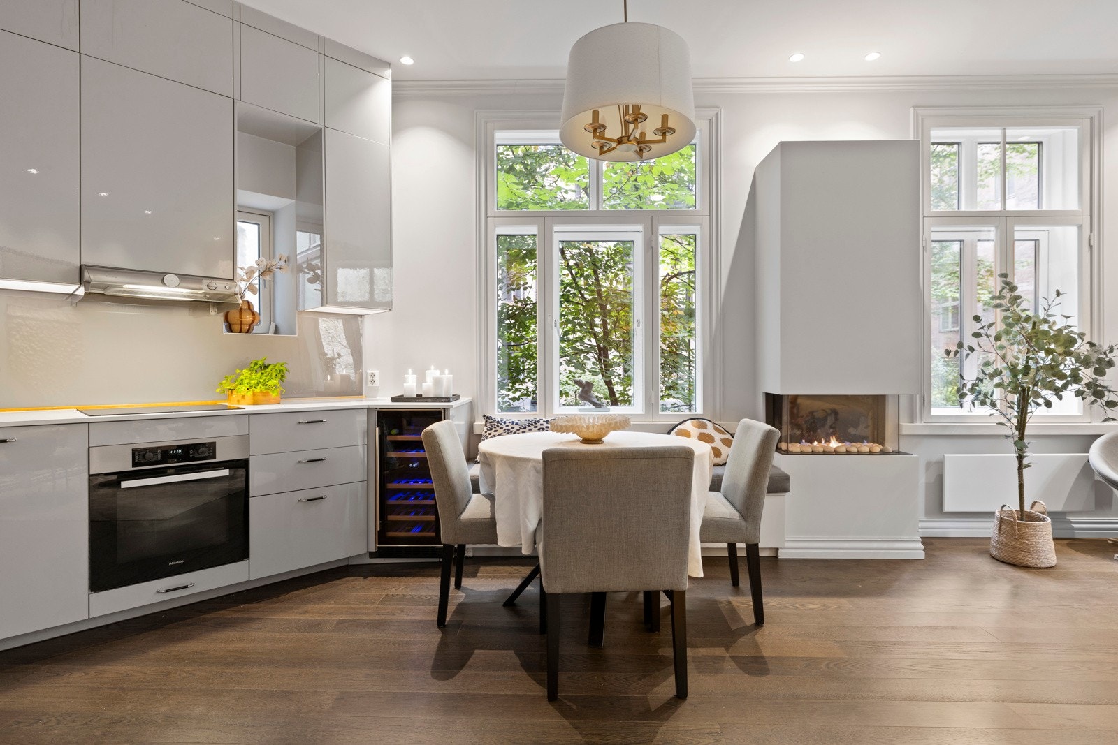 I stuen er det plass til et spisebord som gir mulighet for en naturlig og fin soneinndeling av oppholdsrommet. Galleribilde