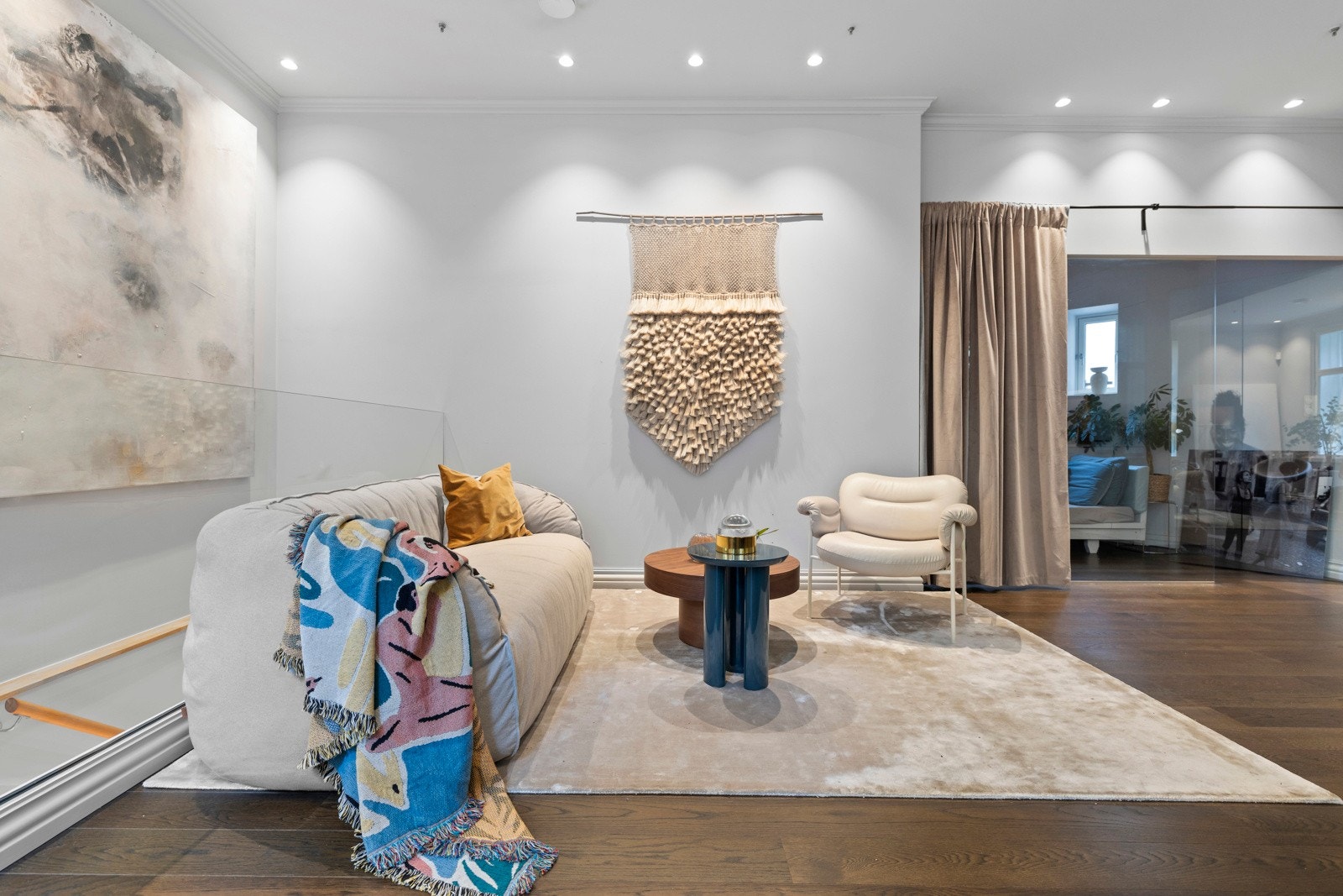 Det er gode møbleringsmuligheter i stuen. Galleribilde