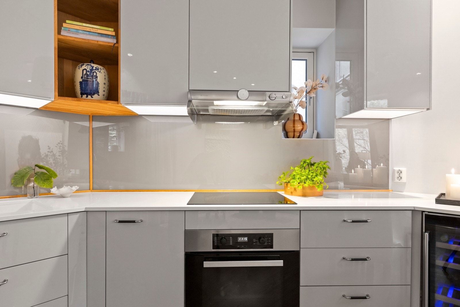 Kjøkkeninnredningen har glatte høyglans fronter og her er det rikelig med benkeplass samt gode oppbevaringsmuligheter i over- og underskap. Galleribilde