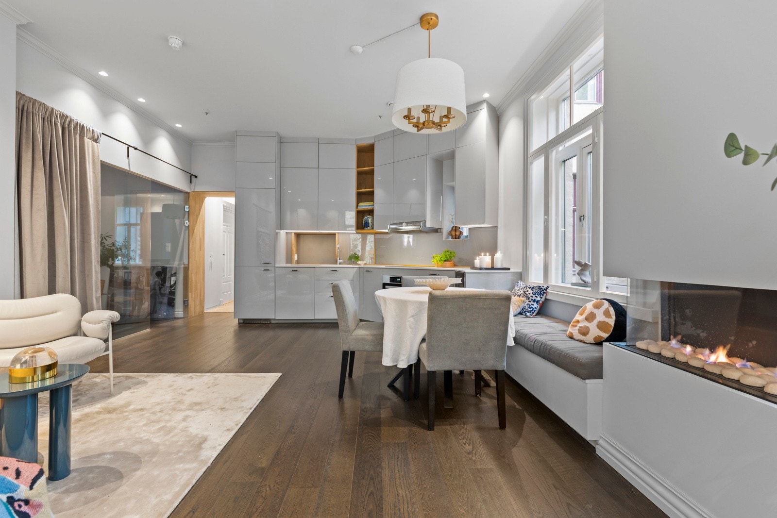 Sentralt i stuen er det plassert en hyggelig peisovn som gir godt med varme og hyggelige stunder på de kaldere dagene. Galleribilde