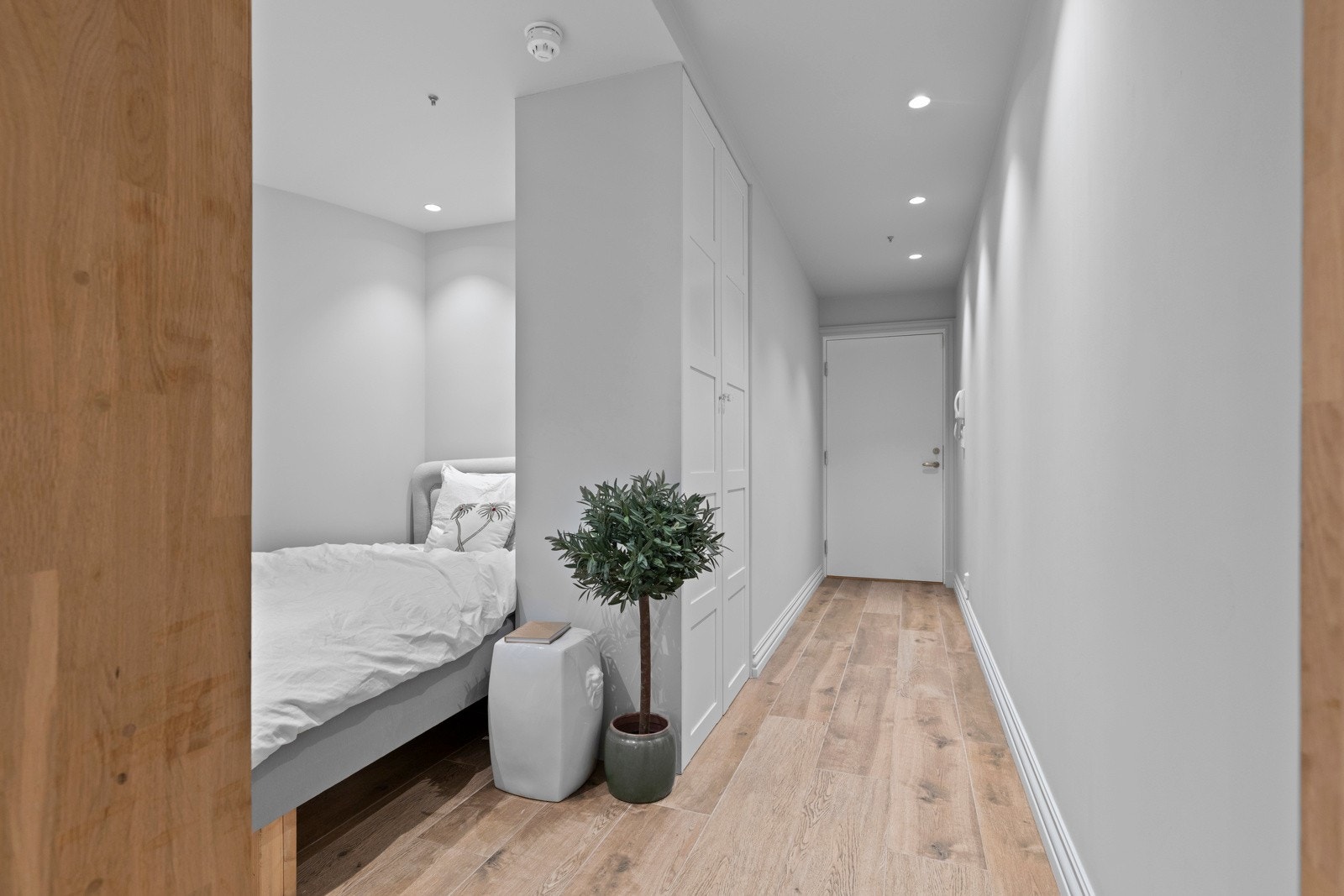 Inngangspartiet til hybelen er i dag er godkjent som bod, og rommet er ikke godkjent for varig opphold. Galleribilde