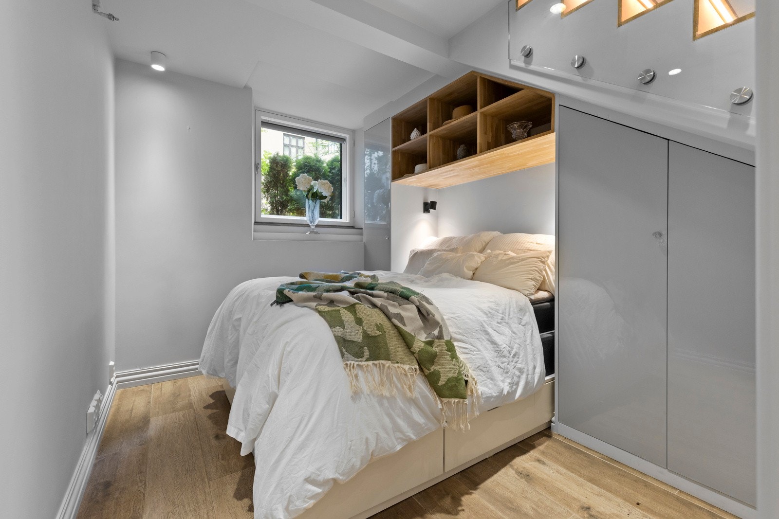 Soverommet i leiligheten er beliggende i kjelleretasjen og ligger vendt mot en rolig bakgård. Galleribilde