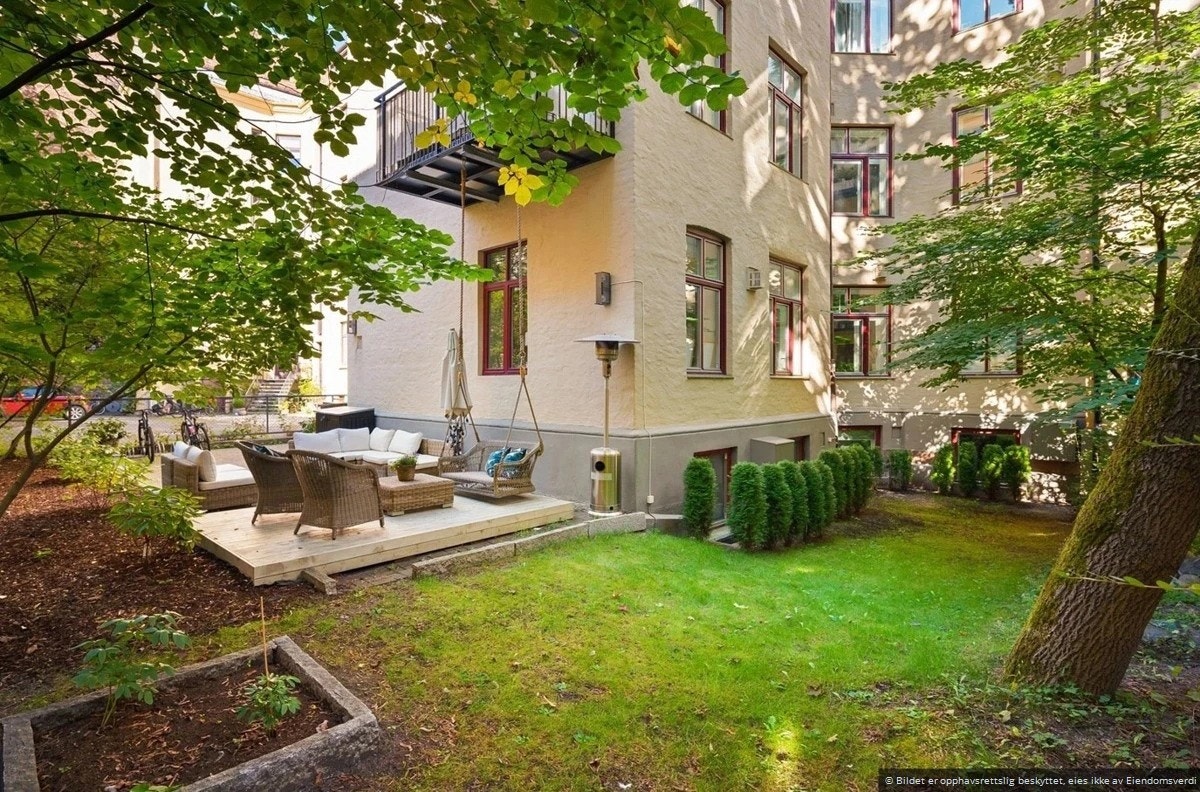 Bakgård. Galleribilde