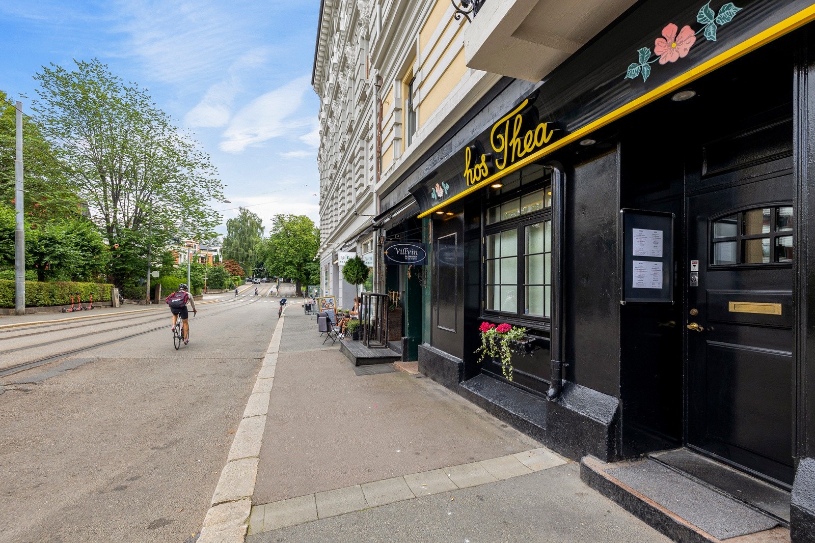 Bebyggelsen i området er preget av store byvillaer og fornemme bygårder fra 1800-tallet, og er i dag hjem for mange ambassader og ambassaderesidenser. Galleribilde