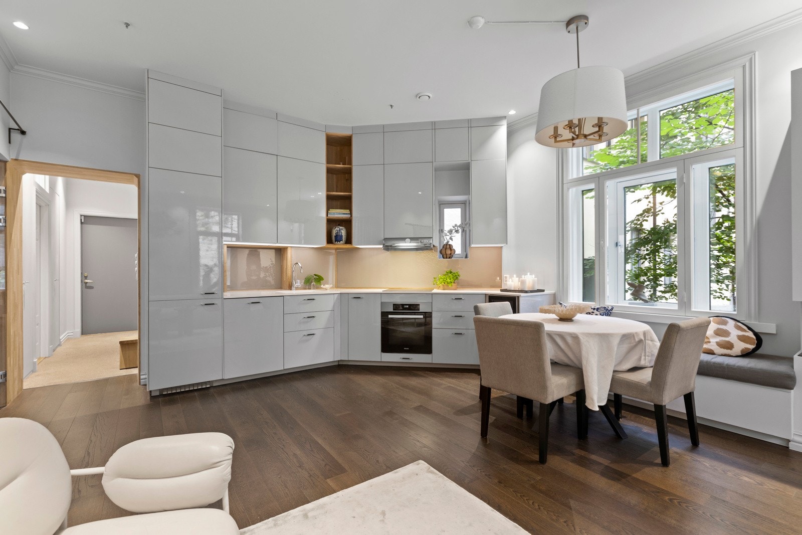 En særdeles flott og gjennomført 3-roms leilighet med en attraktiv og supersentral beliggenhet midt på Frogner. Galleribilde