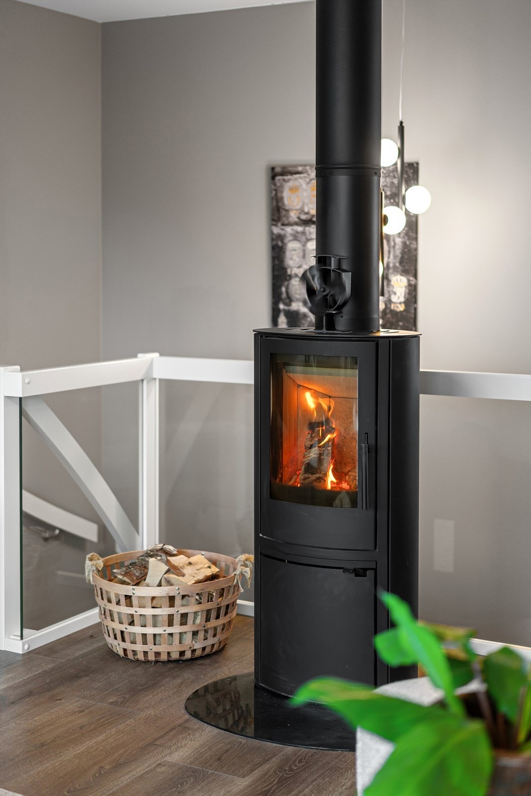 Fyr i peisen, og la den balanserte ventilasjonen sirkulere luften i boligen. Galleribilde