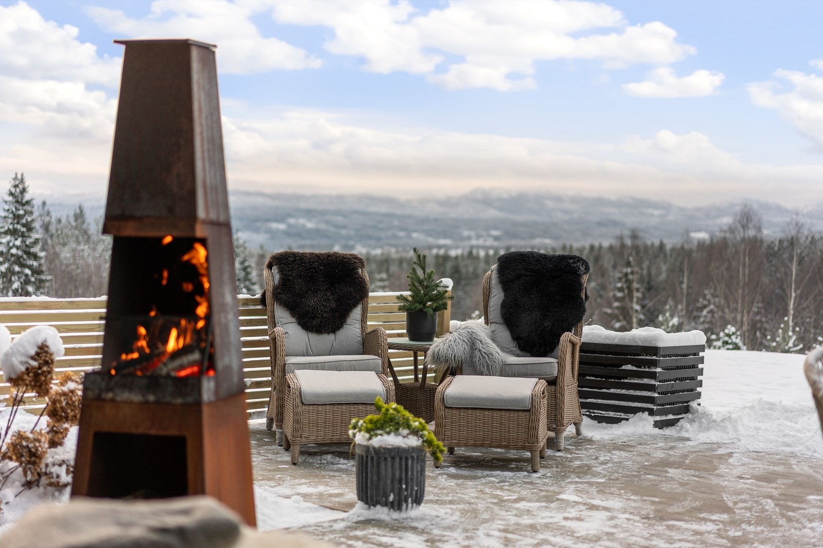 Fra uteområdet har man fantastiske solforhold og god utsikt. I bakgrunnen ser man Skrim-fjellene og horisonten. Galleribilde