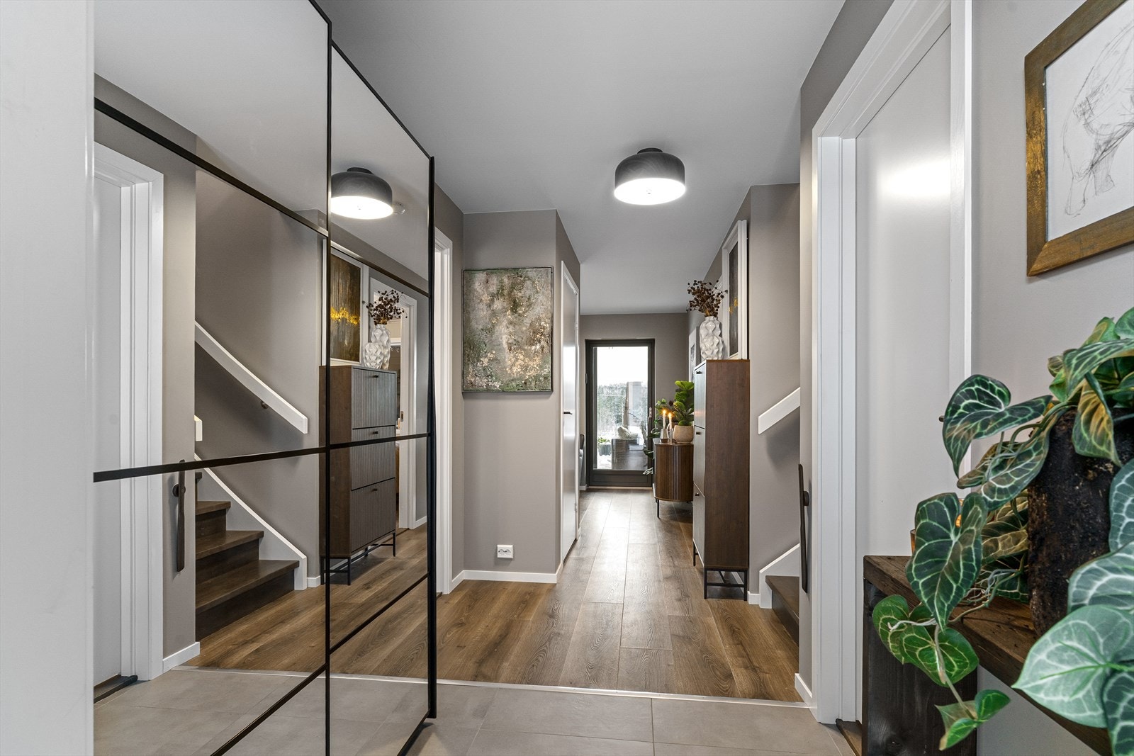 Velkommen inn. I gangen har man både flislagt gulv med varmekabler, og praktiske garderobeskap som er medfølgende. Galleribilde